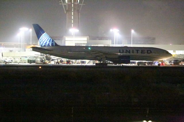 Boeing 777-200 —