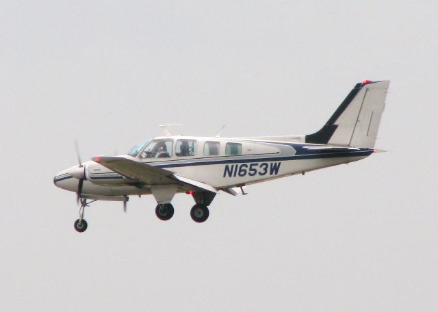 Beechcraft Baron (58) (N1653W) - Landing on runway 14 at the Shreveport Regional airport.