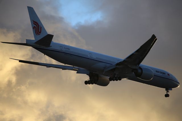 BOEING 777-300ER (B-2085)