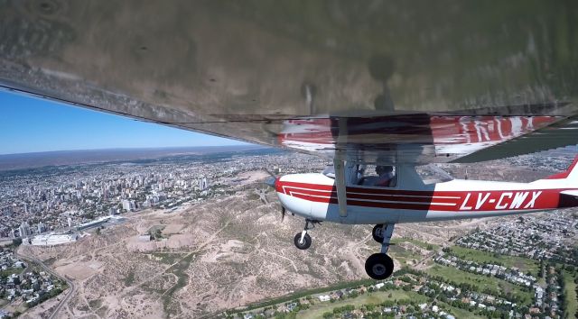 Cessna 152 (LV-CWX) - Sobrevolando ciudad de Neuquén