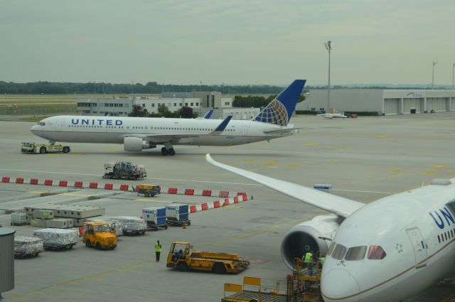 BOEING 767-300 (N670UA)