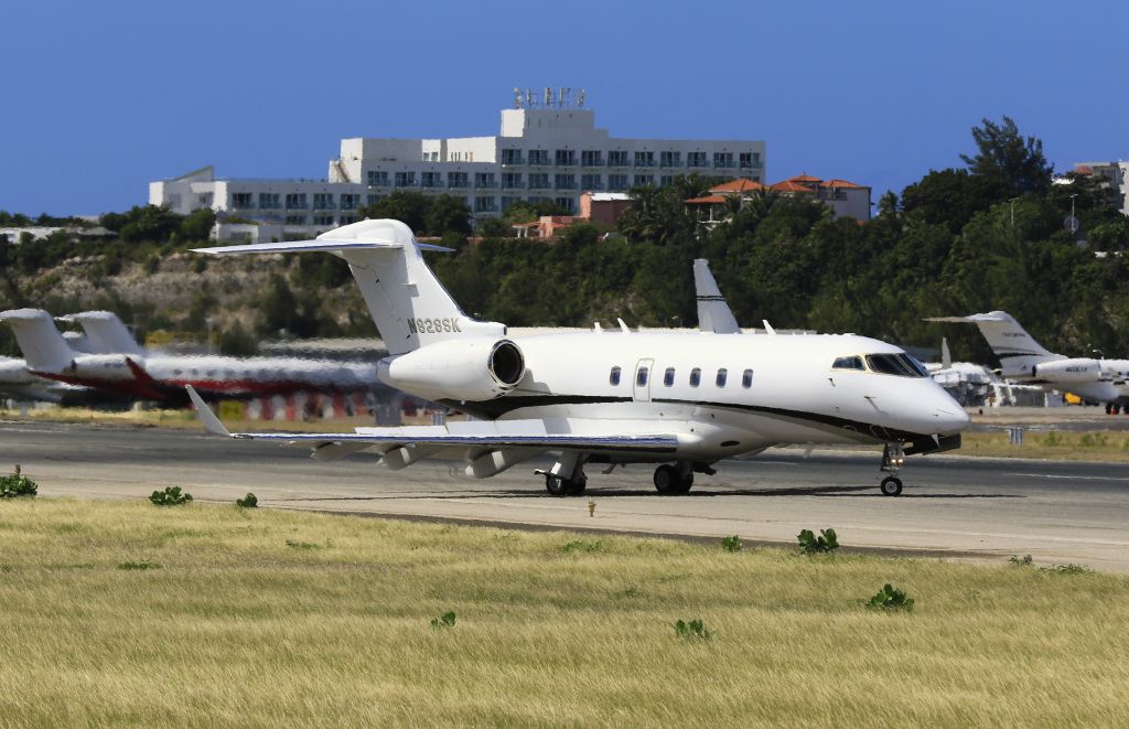 Bombardier Challenger 300 (N828SK)
