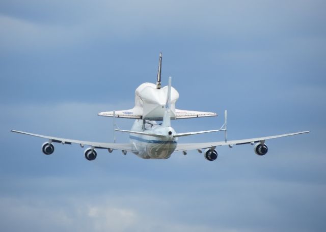 BOEING 747-100 (N905NA) - Discovery (OV-103) on her last flight.  Nice wing flex on the SCA.