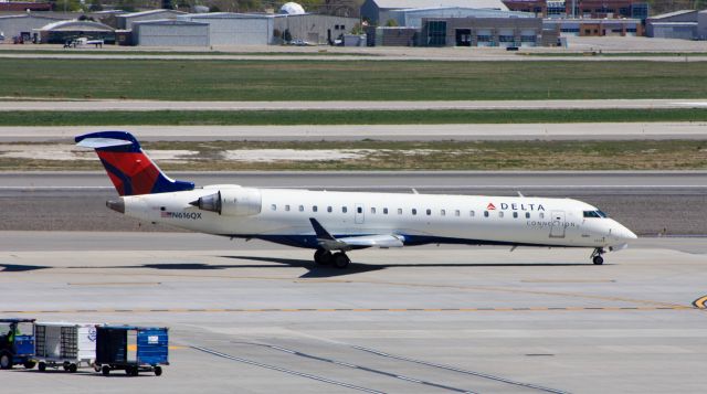 Canadair Regional Jet CRJ-700 (N616QX)