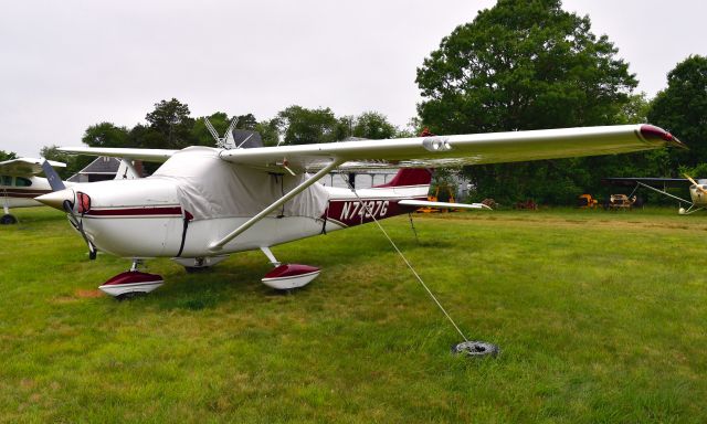 Cessna Skyhawk (N7437G) - Cessna 172K Skyhawk N7437G in Cape Cod Airfield 