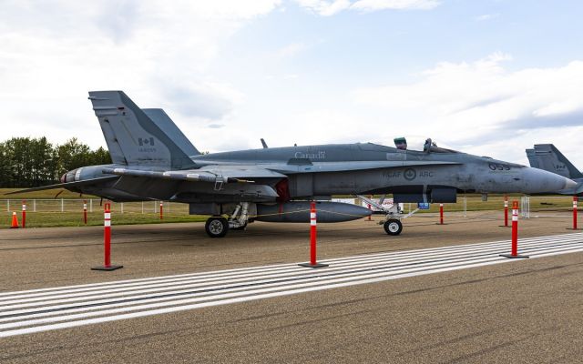 McDonnell Douglas FA-18 Hornet (18-8735)