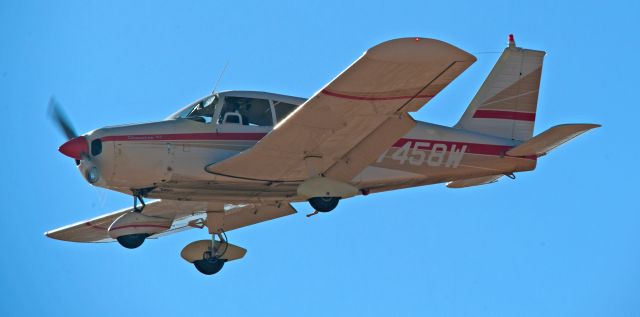 Piper Cherokee (N7458W) - Aircraft on final to 09 at Carson City