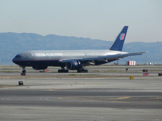 Boeing 777-200 (N799UA)