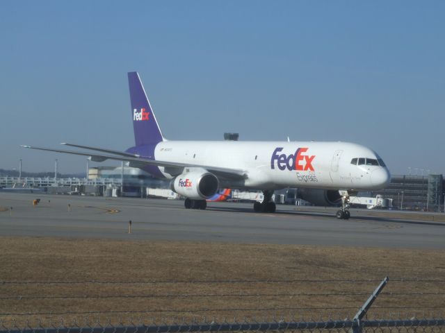 Boeing 757-200 (N934FD)
