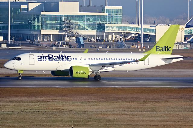 BOEING 737-300 (YL-AAQ)