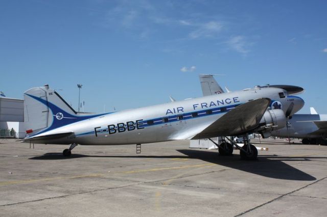 Douglas DC-3 (F-BBBE) - Salon aéronautique Le Bourget 26/06/2011