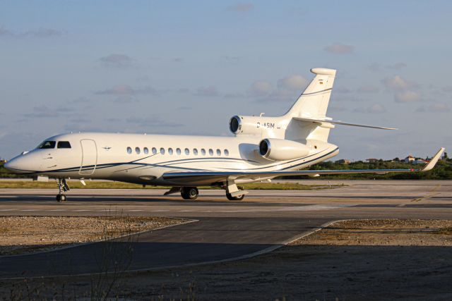 Dassault Falcon 7X (D-ASIM) - Got surprised by this beautiful aircraft coming in from ANU(TAPA). Stood directly north of parking position 1 here at Bonaire international to get this shot 