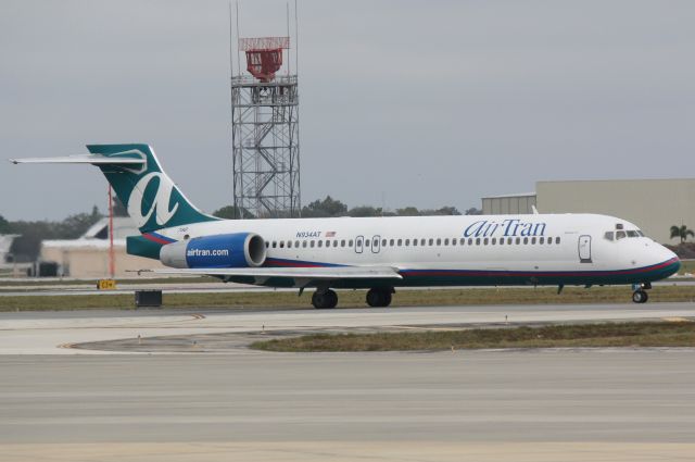 Boeing 717-200 (N934AT) - AirTran Flight 1219 (N934AT) taxis for departure at Sarasota-Bradenton International Airport