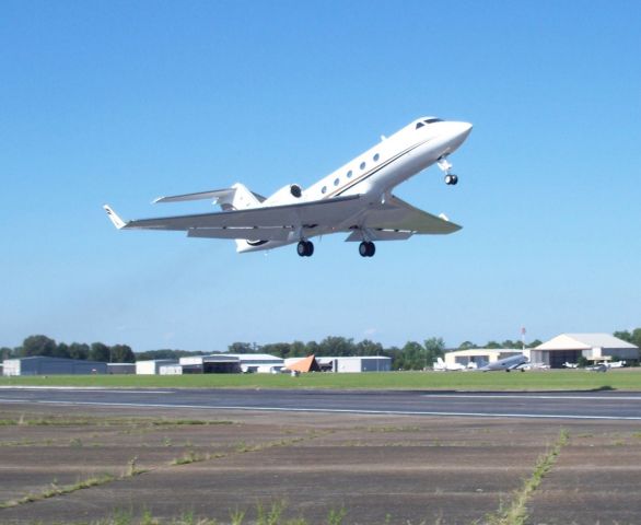 Gulfstream Aerospace Gulfstream 3 (N975RG) - VIP aircraft departing early Sunday evening after spending 4+ days at the the Bonnaroo Music Festival in nearby Manchester TN.