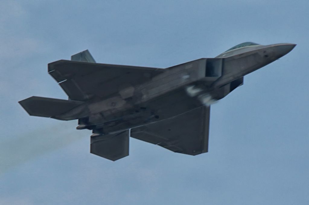 Lockheed F-22 Raptor —