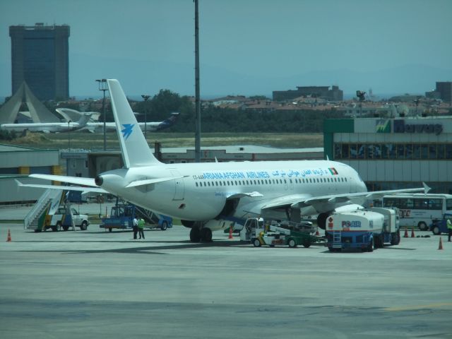 Airbus A320 (C5-AAR) - A320-200 C5-AAR der Ariana beim Ground Service, fotografiert aus einem Terminal des Airports IST am 16.07.2013.