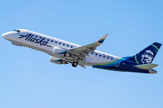 Embraer 175 (N181SY) - Alaska operated by SkyWest departing for San Jose, California