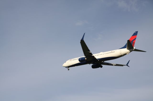 Boeing 737-700 (N875DN)