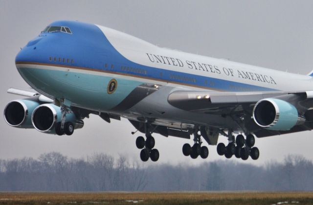 Boeing 747-200 (92-9000) - AirForce One near touchdown on rwy 6L at CLE