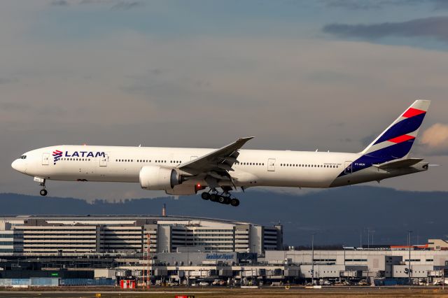 BOEING 777-300ER (PT-MUH)