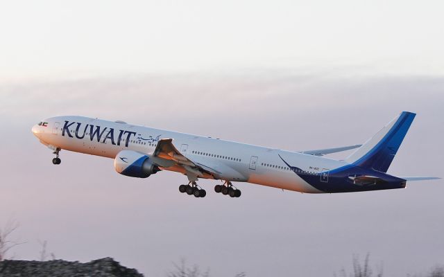 BOEING 777-300 (9K-AOC) - kuwait airways b777-369er 9k-aoc dep shannon for jfk 27/12/16.