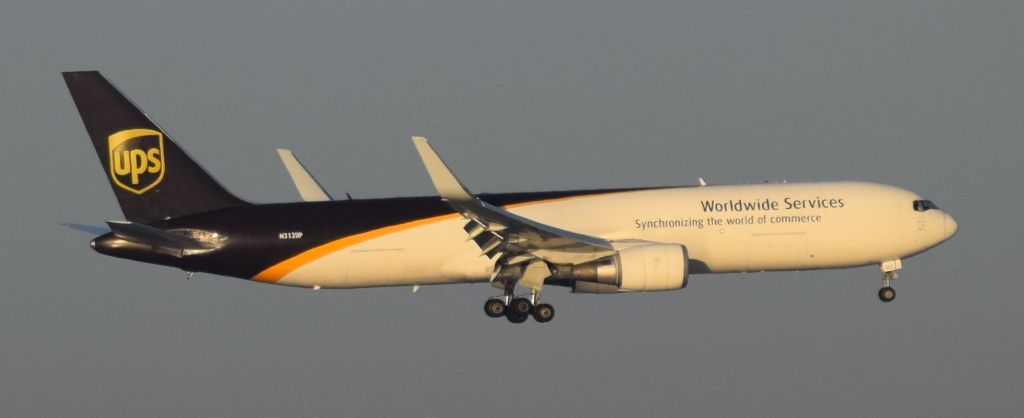 BOEING 767-300 (N312UP)