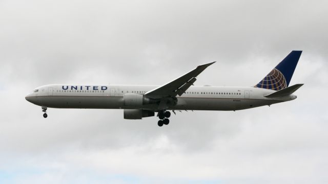 BOEING 767-400 (N76064)