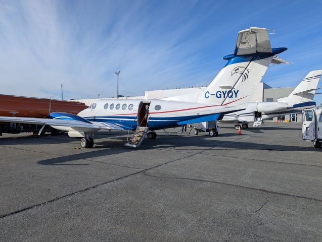 Beechcraft Super King Air 200 (C-GYQY) - Fueling up