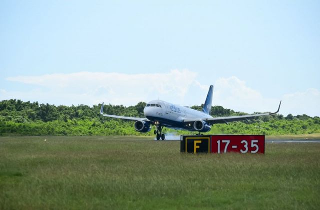 Airbus A320 (N807JB)