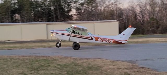 Cessna Skylane (N759YE) - Short field take off at W88 - Air Harbor NC