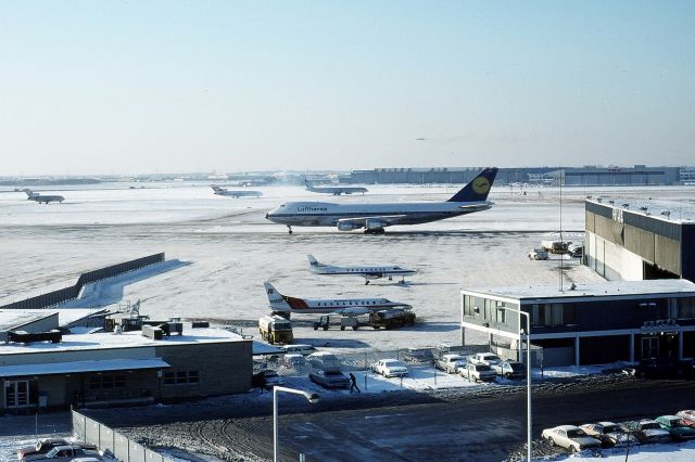 Boeing 747-200 (D-ABYR) - Late 1970's photo of a Lufthansa B-747 on a very cold day at ORD.