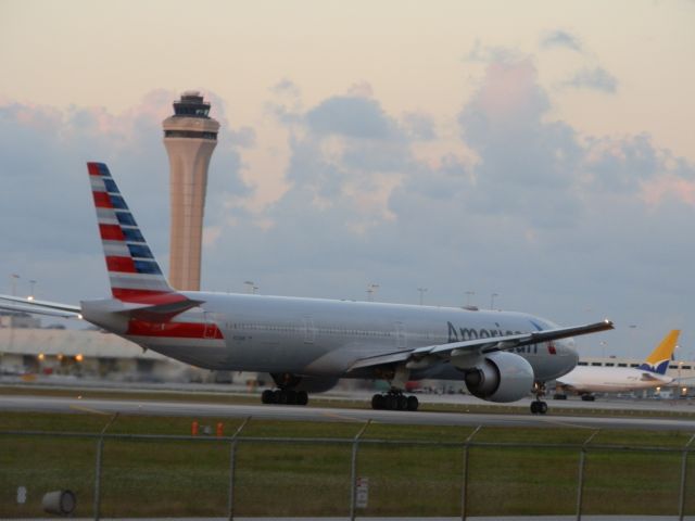 BOEING 777-300ER (N720AN)