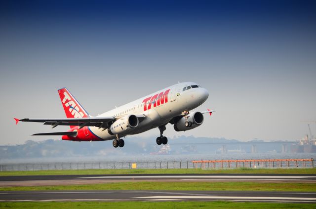 Airbus A319 (PT-MZE) - Taking off SDU (Santos Dumont), Rio de Janeiro