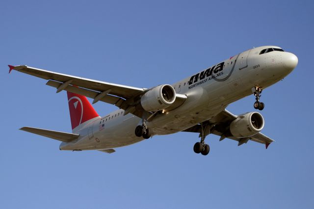 Airbus A320 (N333NW) - A Northwest Airbus A-320 landing @ KLAX.