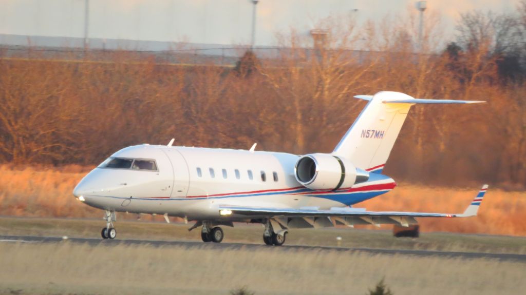 Canadair Challenger (N57MH) - Landing at KHEF, January 2018