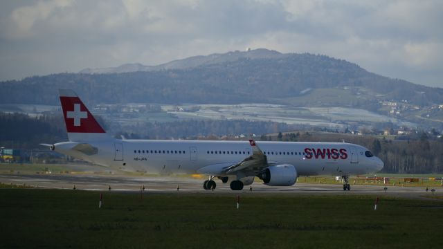 Airbus A321neo (HB-JPA) - Turning left for Take-off on RWY 28 (3rd Dec 2021)