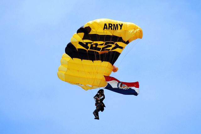 — — - United States Army Golden Knights jumping at the Kansas City Air Show 2008.