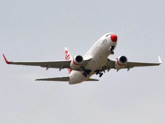 Boeing 737-700 (VH-VBY) - Whoops! Somebody must have attached the wrong-coloured nose cone. Friday 5th October 2012.