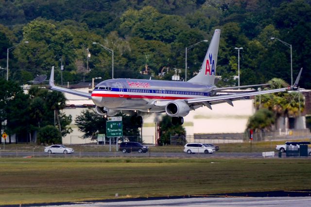 Boeing 737-800 (N877NN) - Over the threshold of 19R at KTPA inbound from KMIA. 11/23/2014 @ 11:00AM. Nikon 1 V3 & 1 Nikkor 70~300VR.  