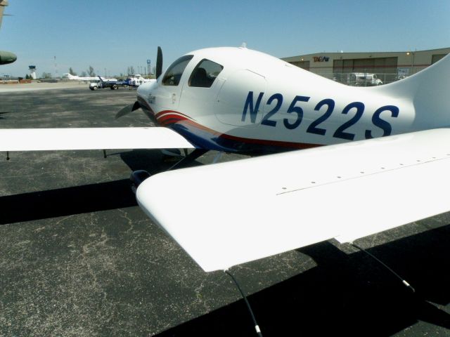 Lancair Lancair 4 (N2522S) - A nice looking Lancair (N2522S) parked on the ramp near a href=http://www.aviationky.org/The Aviation Museum of Kentucky/a, TAC Air (the FBO at Blue Grass Airport-KLEX) visible in the background...