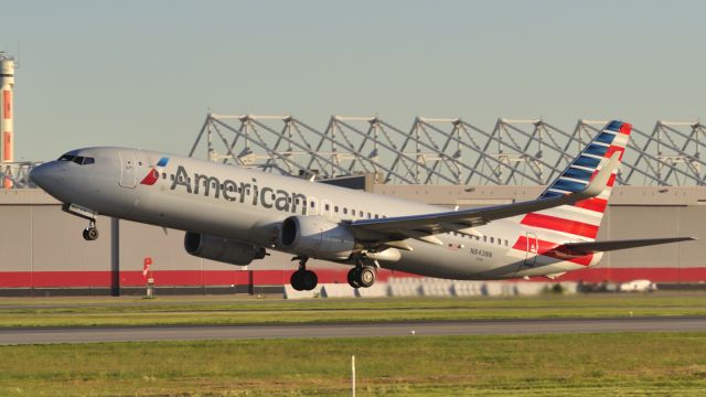 Boeing 737-800 (N843NN)