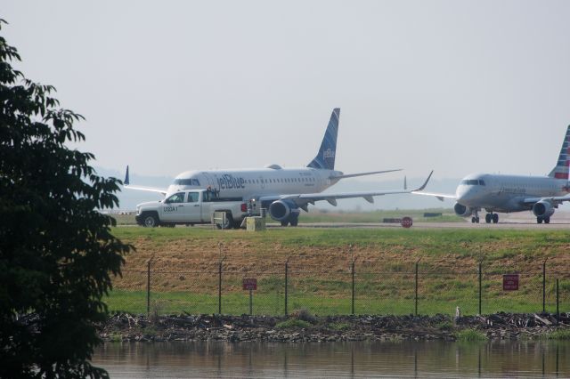 Embraer 170/175 (N339JB)