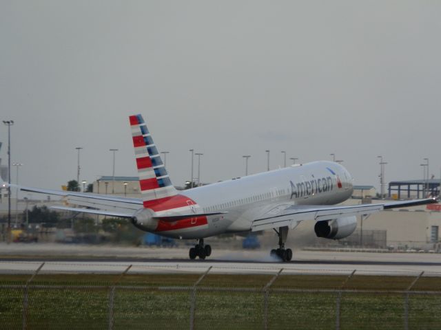 Boeing 757-200 (N185AN)