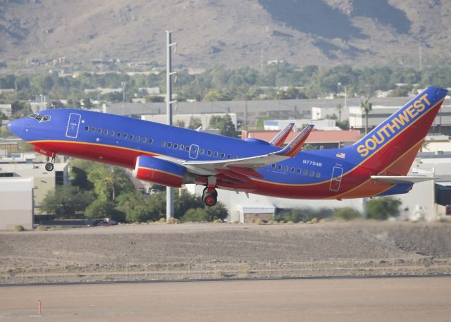 Boeing 737-700 (N7704B)