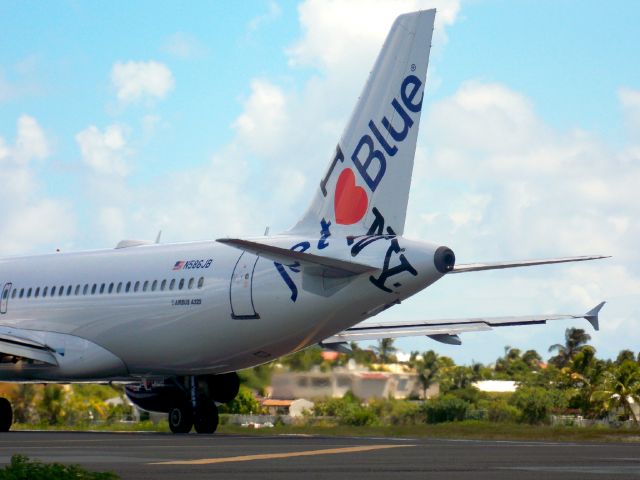 Airbus A320 (N586JB) - Blue York