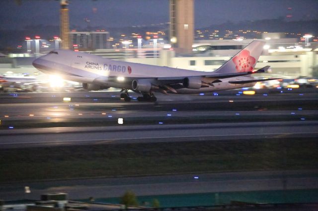 Boeing 747-400 (B-18717)