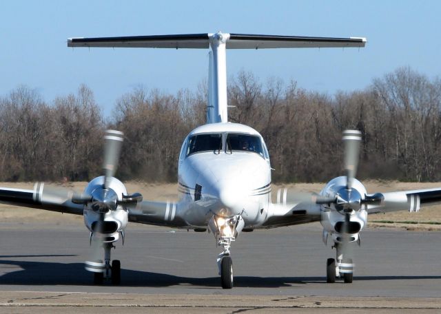 Beechcraft King Air F90 (N84JL) - Taxiing in after landing at Downtown Shreveport