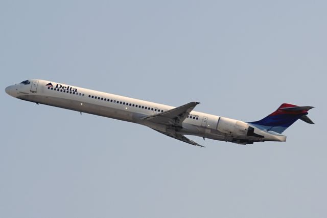 McDonnell Douglas MD-90 (N910DN)