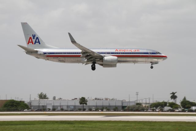 Boeing 737-800 (N852NN)