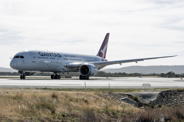 Boeing 787-9 Dreamliner (VH-ZNA) - Boeing 787-9 Qantas VH-ZNA YPPH 03/11/17.